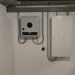 Modernes Energiemanagementsystem in einem technischen Raum, inklusive Wechselrichter und Verteilerschrank, Teil der Energie- und Gebäudetechnik der KÜPNIK Gruppe.