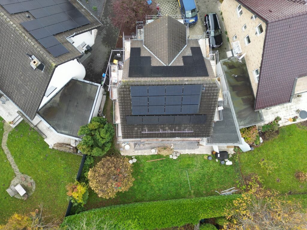 Dach mit installierten Solar PV-Modulen, die umweltfreundliche Energieerzeugung ermöglichen, unterstützt nachhaltige Energieversorgung der KÜPNIK Gruppe.