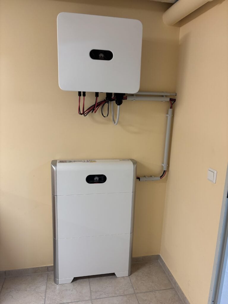 Hocheffizientes Solarheizsystem für nachhaltige Energieversorgung, bestehend aus innovativen KÜPNIK-Komponenten, optimal installiert für maximale Effizienz und Umweltfreundlichkeit.