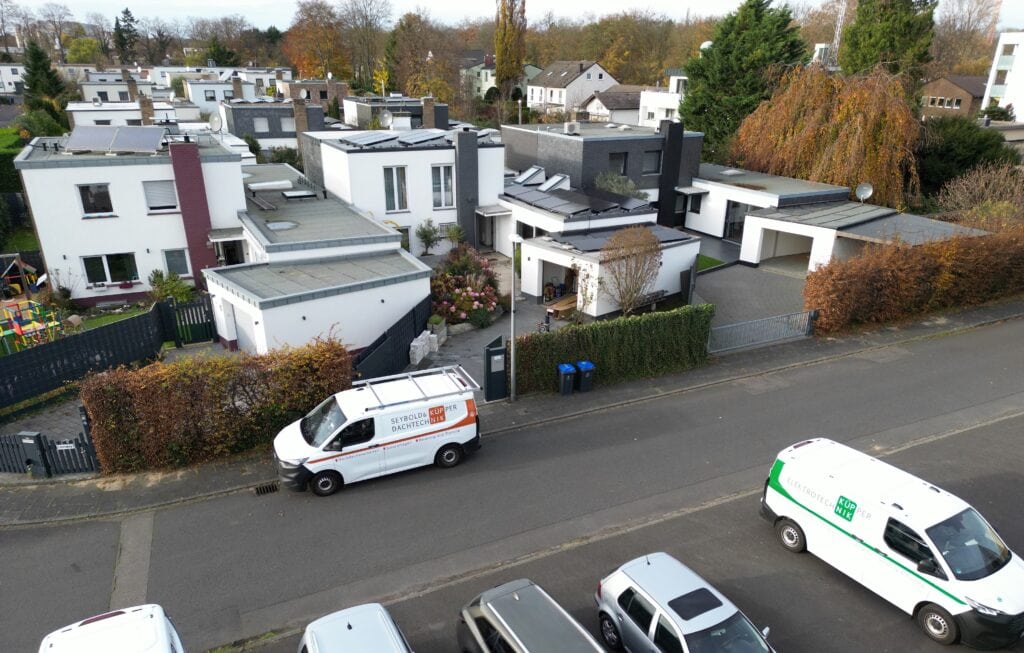 Zeitlupe moderner Häuser mit schicken Fassaden, klaren Linien und urbaner Atmosphäre im Top-Viertel.