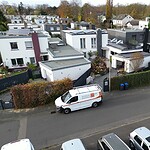 Zeitlupe moderner Häuser mit schicken Fassaden, klaren Linien und urbaner Atmosphäre im Top-Viertel.