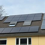 Moderne Solarmodule auf einem Hausdach, die nachhaltige Energie für den Haushalt erzeugen.