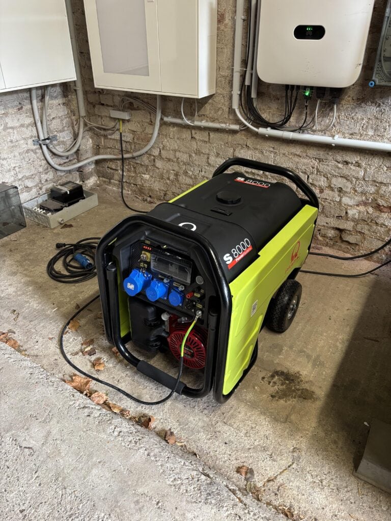 Mobiler Notstromgenerator in Technikraum, ideal für Energie- und Notstromlösungen.
