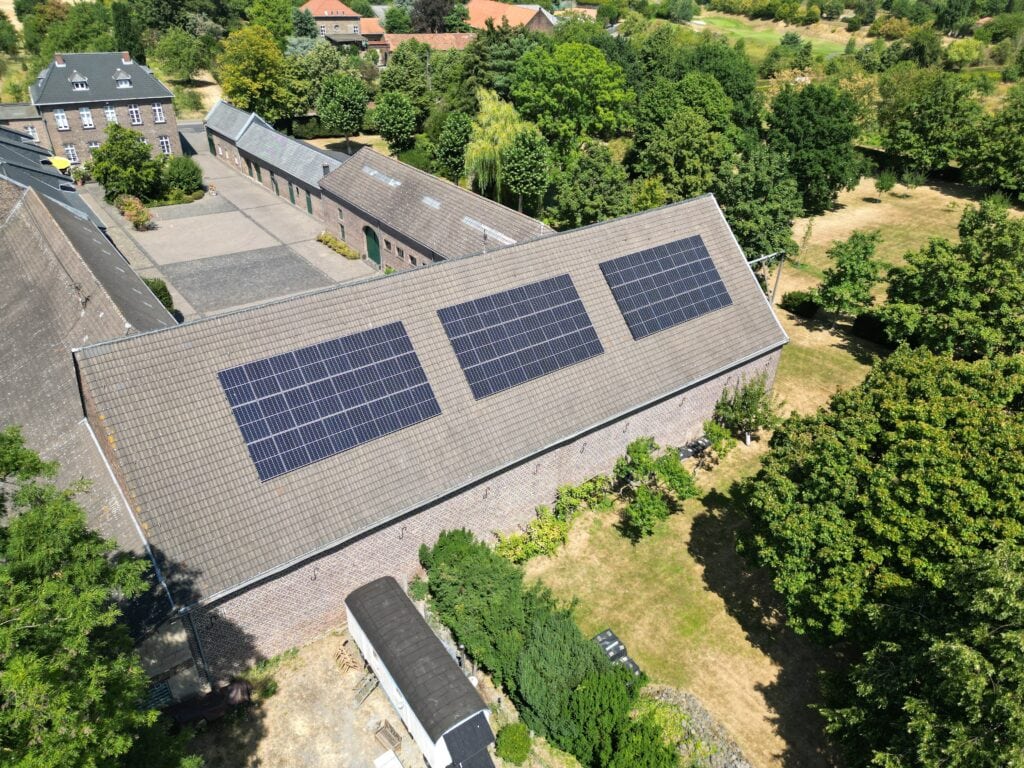 Dach mit Solarzellen für nachhaltige Energieerzeugung auf landwirtschaftlichem Gebäude.